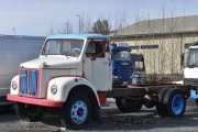 Her står det en gammel lastebil av merke Super, kan det være en gammel Scania fra 1960 åra?