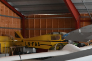 I kroken så står LN-FAA som er en Piper PA-22-108 fra 1962, jeg har ikke sett en Piper PA-22 før, og jeg tror denne modellen heter Colt
