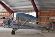LN-FAB er en god og gammel Taylor J2 Cub fra 1937 som jeg ikke har sett før. Den er amerikansk produsert og minner meg litt om Piper Cub