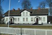 Nå har vi kommet til kulturparken Nor og ser Schusslers veg 40 som er Nor herregård fra 1859