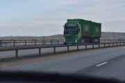 Det er litt kjedelig å kjøre på motorveien, så jeg tar noen bilder på veien. Her kommer det en splitter ny Volvo FH med en totalvekt på 12 tonn