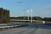 Så ser vi Kolomoen bru foran oss, brua er fra 2009. Arkitekt er Moe & Løvseth og den har en lengde på 82 meter