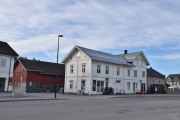 Her ser vi Lundgaardvegen 14 og 16, nummer 16 lengst bort er Steinbua som er en gammel bakeribygning. Begge husene er fra før 1900. Østmoelåven er også stikkordet her