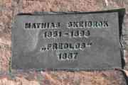 Her står det Mathias Skeibrok 1851-1896 "Fredløs" 1887. Så da ble jeg nysgjerrig, ble Mathias Skeibrok fredløs i 1887?