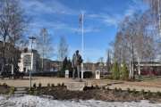 Elvarheimsparken ble nok påbegynt i 1956, for her var det en herskapelig villa som het Evje og den ble sterkt skadet under krigen og kommunen overtok stedet