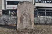 Nå er vi i Triangelparken, her står det på minnesteinen følgende. Her stod Elverum stavkjerke til 1738. 1200-1600 med Sankt Torleivs kapell som søsterkjerke