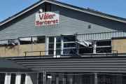 Våler Senteret står som det har stått noen år nå. Men jeg leser. Butikksenteret er blitt et skrekkens bygg etter brannen for snart to år siden. Nå er det møter mellom kommune og eiere