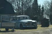 Og i hvor mange år har denne Volvo Amazon herregårdsvognen stått her? Ser ut som en 1970 modell, så kanskje den har stått her i minst 10 år