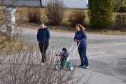 Det blåser og er litt kaldt, så vi trekker snart inn selv om solen skinner. Skal bli fint å klippe litt grener i morgen, dem er i veien