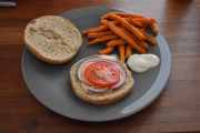Det er ikke noe å si på serveringen her inne, nå mangler vi bare hamburgeren
