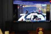 Jeg sitter og ser på løpet og må spørre han, det står Red Bull over alt? Oracle Red Bull Racing er et østerriksk Formel 1-team som siden 2022 eies av drikkevareselskapet Red Bull og IT-firmaet Oracle