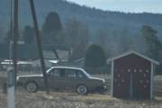 Når vi kjører mot Oslo så har vi motlys, men jeg gjetter på at dette er en Volvo 264. Men er det en GL eller GLE blir det store spørsmålet her