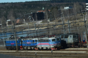Det er så mange tog her nede, at det blir litt vanskelig. Jeg ser Green Cargo Rc4 1141 og Green Cargo Rc4 1163