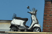 Her oppe på taket i Persveien 20 står det en Vespa LX50, den er nok en modell som er laget etter 2000, men produksjonen av Vespa begynte så tidlig som 1946