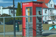 Så avslutter vi lørdagskvelden med telefonkiosken hun sendte, jeg samler nemlig på disse. Denne tror jeg står i Hønefoss ved Fosseparken og ble en Lesekiosk i juni 2022