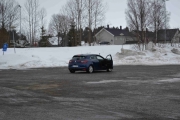 På parkeringsplassen står en Renault Megane med kamera på taket og et kamera til er plassert på plassen, hva skjer her?