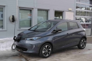 Bak står en Renault Zoe på lading