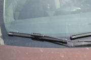 Når vi parkerer oppdager vi noe, det står Renault på vindusviskerne