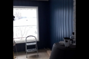 Stua, to strøk på vegger og vinduer og vinduslister er også kuttet