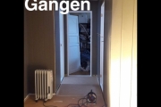 Ja, her ser vi gangen med nymalte vegger og lister