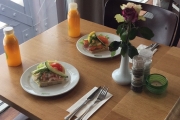 Det blir rekesmørbrød og laksesmørbrød som vanlig med ny presset juice