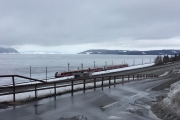 Tilfeldighetene ville at vi fikk bilde av toget og Mjøsa når vi tok en stopp