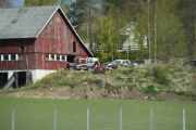 Vi er på motorveien, men samtidig kan du få et innblikk i vrakene som står langs veien
