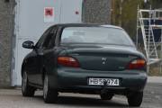 Det er en Hyundai Elantra 1.6 GL fra 1995