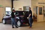 Men nå er vi inne og vi ser en Zoe som klargjøres til en kunde som skal hente bilen i dag