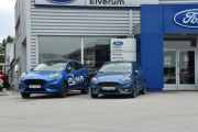 Vi passerer Ford i Elverum, vi ser på hvem disse to bilene er. Til venstre har du en Ford Puma som er en ny 2020 modell. Den til høyre er en Ford Fiesta 2019 modell.