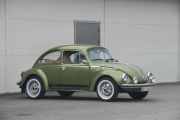 Her står det også en, det er en Volkswagen 1303 S fra 1973. Den er grønn, men er den olivengrønn slik min gamle bil er?