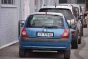 Bilen er klar og vi skal kjøre mot Våler men vi treffer han karen her først. Han kjører en Renault Clio fra 2002