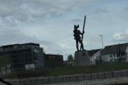 Rundkjøringen i Elverum, jeg prøvde å finne ut hvem det er som står der, men det måtte jeg gi opp