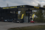 Men det er ikke så lett å ta bilder fra denne bilen, men her var det en spennende sort Mercedes og en Corvette