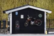 Nei nå var jeg dum, la oss heler se hva vi finner rundt her. Jeg leser Harley Davidson på skiltet men mopeden som henger der er nok noe annet. En Tempo kanskje?