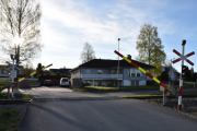 Men nå kommer det et tog, det plinger i noen bjeller og bommen går sakte ned