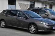 Naboen har også en Renault har jeg registrert, det er en Renault Laguna fra 2010