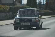 Gata er lang og det er mange biler der, det vet jeg alt om. Her kommer en Volvo 244 DL fra 1979