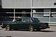 Bil nummer to i rekka er en Volvo 244 DL fra 1979, sjekk de felgene da - ikke originale