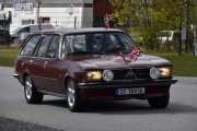 En, to, tre, fire flagg - her kommer en Opel Rekord 2100 D fra 1976 som også da er 17 mai kledd