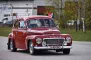 Akkurat, her kommer neste bil kledd til 17 mai. Det er en Volvo PV  544 Sport fra 1964