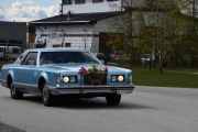 Det som også er utrolig er at 17 mai pynten holder seg på plass under kjøringen. Her kommer Lincoln Continetal Mark V fra 1978