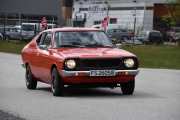 Utvalget av biler som kommer inn her må jeg si imponerer meg, her kommer en 17 mai kledd Datsun 120 A F-II fra 1976