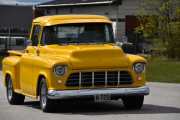 Her kommer det en til, gult er kult som de sier. Det er en Chevrolet 3100 fra 1957. Når jeg ser på disse bilene som kommer lurer jeg på hvor alle årene blir av