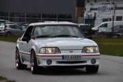 Her ruller dem bare inn, nå kommer en Ford Mustang GT fra 1989. Legg også merke til 17 mai buketten ved antennen