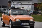 Så kommer det en Opel, men det er ikke bare en Opel. Vi ser nå på en Opel Kadett 2.0 E CABRIOLET fra 1988. Var ikke uten grunn at jeg skrev cabriolet med store bokstaver
