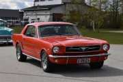 Bilene fortsetter og rulle inn, her kommer en 17 mai farget Ford Mustang fra 1965