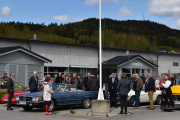Noen roper navnet mitt og ber meg ta noen samlingsbilder, men jeg må jo også passe på bilene som kommer