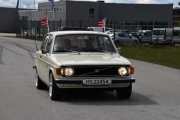 Så jeg passer litt på, og derfor slapp heller denne ikke forbi. Det er en 17 mai kledd Volvo 142 De Luxe fra 1973. Her kan jeg heller ikke se at noen av modellene er like enda
