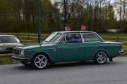 Som denne her, en 17 mai kledd Volvo 142 fra 1972. Må innrømme at denne Volvo-en var litt stram i masken da :-)